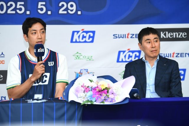 허훈(좌)과 이상민 감독, 두 남자는 ‘슈퍼팀’ KCC의 정상 탈환에 앞장설 수 있을까. 사진=KBL 제공