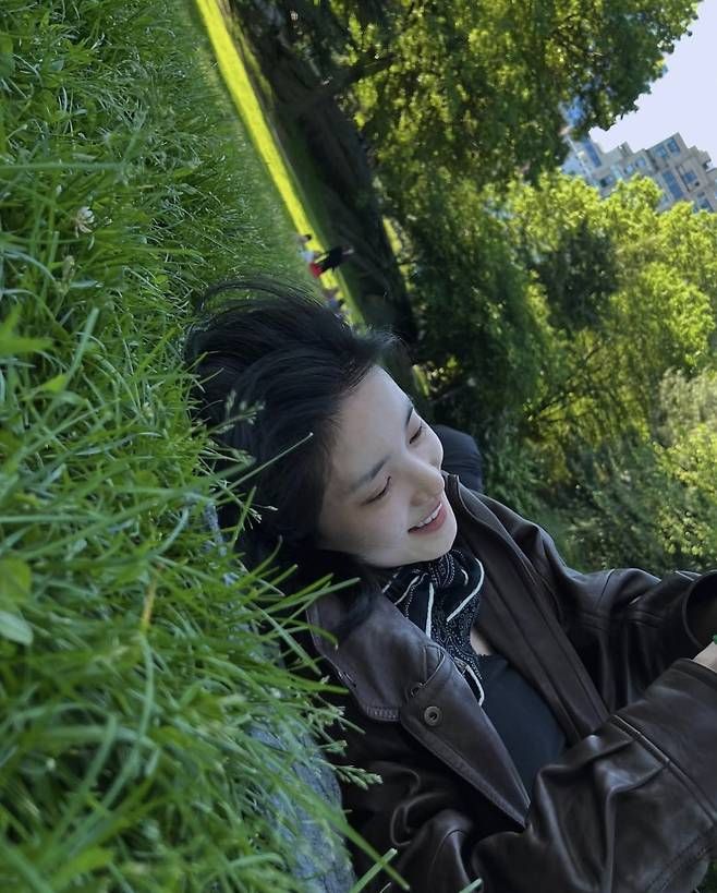김태리는 날씨와 상관없이 블랙의 무드를 선택했고, 자연을 배경 삼아 도회적인 실루엣을 강조하며 어디서든 존재감을 증명했다.사진=김태리 SNS