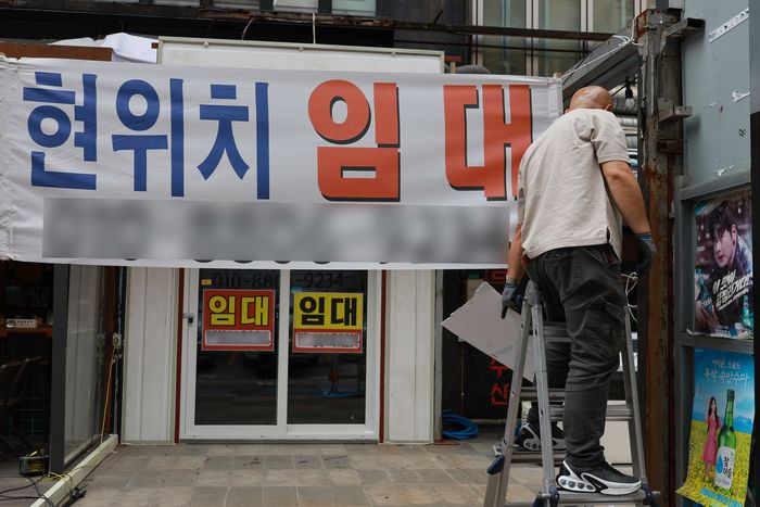 서울 시내 한 건물에 임대 문의 안내문이 붙은 모습. 2025.5.14 [사진 = 연합뉴스]