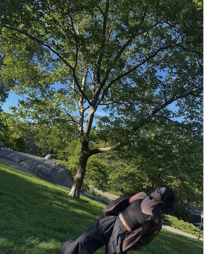 김태리는 블랙 크롭탑과 벌룬핏 하이웨이스트 팬츠를 매치해 캐주얼하면서도 스타일리시한 실루엣을 연출했다.사진=김태리 SNS