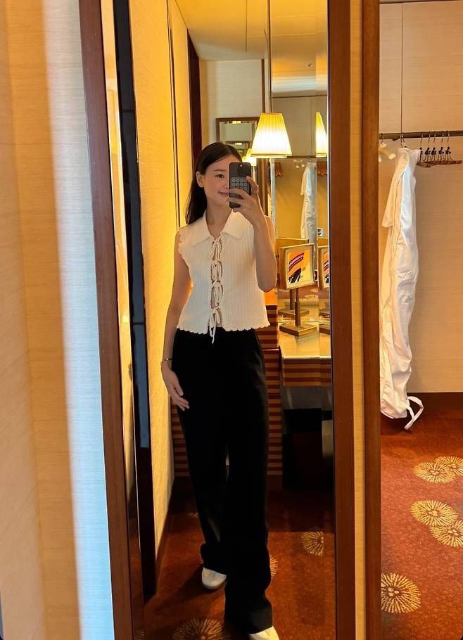 거울 셀카 속 손연재는 여느 여행객처럼 편안하면서도 고급스러운 무드를 뿜어냈다.사진=손연재 SNS