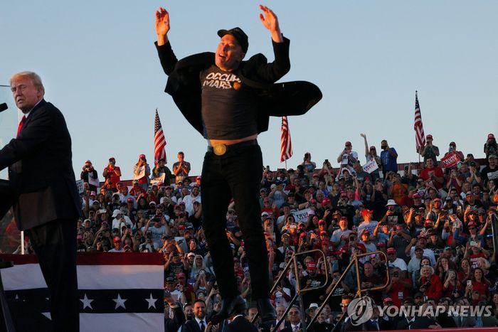 도널드 트럼프 대통령의 대선 유세장에서 점프하는 일론 머스크. [사진 = 로이터연합뉴스]