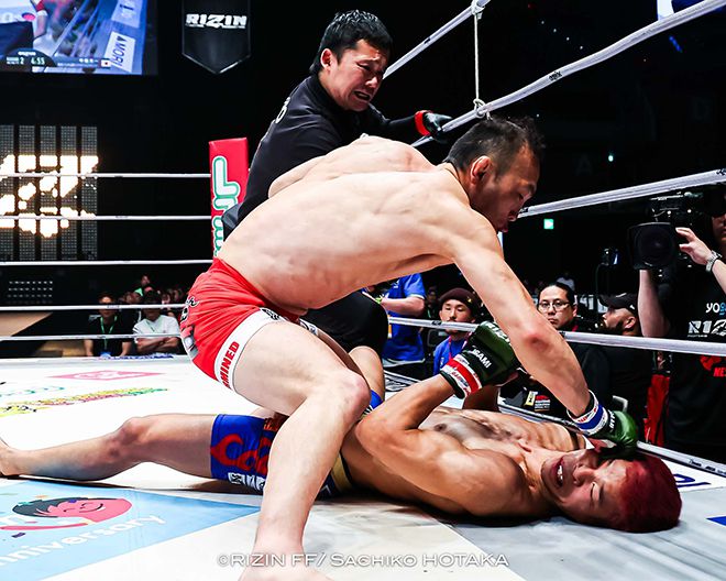 초대 ONE 밴텀급 챔피언 김수철이 2024년 4월 일본 도쿄 아리아케 아레나 라이진 46에서 그라운드 앤드 파운드로 공격하고 있다. 김수철은 제4대 로드FC 페더급/밴텀급 챔피언도 지냈다. 사진=RIZIN FF