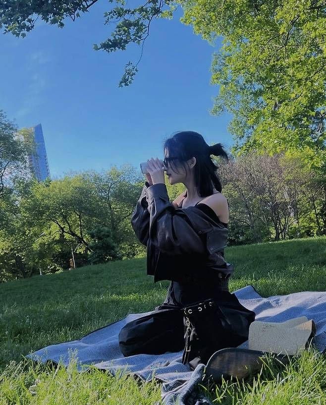 청량한 배경과 대비되는 강렬한 블랙 룩의 사진을 여러 장 공개했다.사진=김태리 SNS