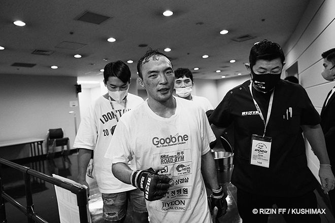 초대 ONE 밴텀급 챔피언 김수철이 2022년 9월 라이진 38 승리 후 일본 사이타마 슈퍼 아레나에서 나가고 있다. 김수철은 제4대 로드FC 페더급/밴텀급 챔피언도 지냈다. 사진=RIZIN FF