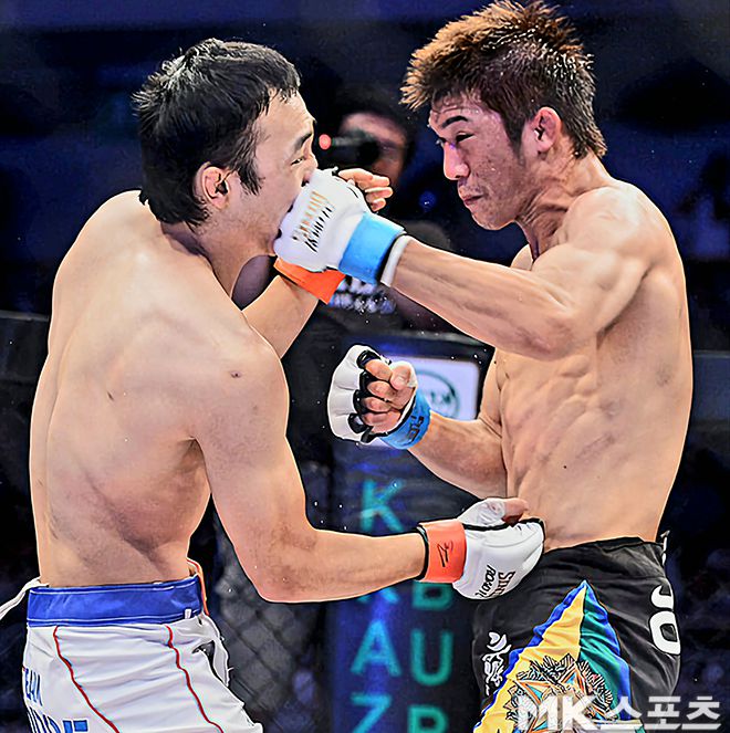 사토 쇼코가 2012년 6월 강원특별자치도 원주시 치악체육관 초대 로드FC 밴텀급 챔피언 토너먼트 결승 예비 선수 결정전 3라운드 김수철을 공격하고 있다. 사진=MK스포츠DB