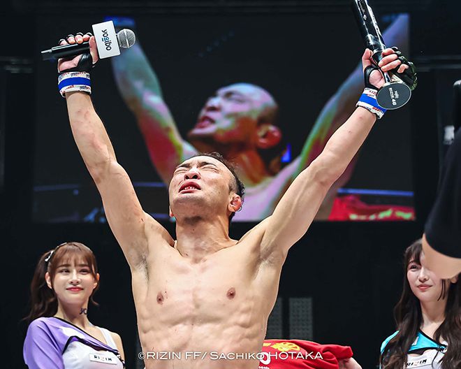 초대 ONE 밴텀급 챔피언 김수철이 2024년 4월 일본 도쿄 아리아케 아레나 라이진 46 승리 후 기뻐하고 있다. 김수철은 제4대 로드FC 페더급/밴텀급 챔피언도 지냈다. 사진=RIZIN FF