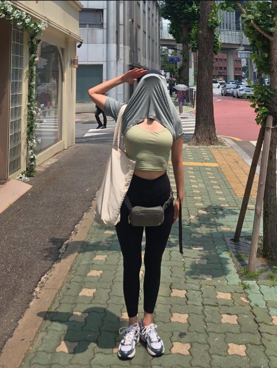 사유리는 운동복 차림에, 티셔츠를 얼굴까지 쑥 끌어올려 강렬한 햇빛을 막고 있는 모습이다.사진=사유리 SNS