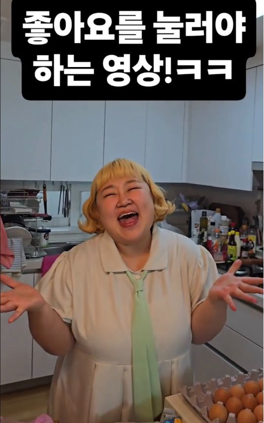 홍윤화는  평소 커플 케미 그대로 ‘생존 리액션’으로 맞받아치며 웃음을 자아냈다.사진=김민기 SNS