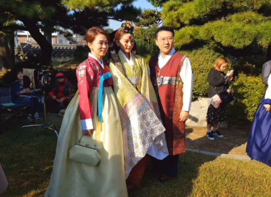 문희경은 고인과 함께 혼례 복장을 입고 가족처럼 웃고 있는 장면을 공유했다.사진=문희경 SNS