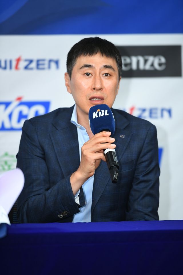 이상민 감독은 “코트 위에선 가드가 지휘자다. 그리고 감독의 역할을 해야 할 때도 있다. 훈이가 오기 전, 우리 팀의 약점이 바로 가드였다. 국내 최고의 가드를 얻었기에 기대하는 부분이 많다. 결국 가드가 어떻게 하는지에 따라 달라진다”고 전했다. 사진=KBL 제공