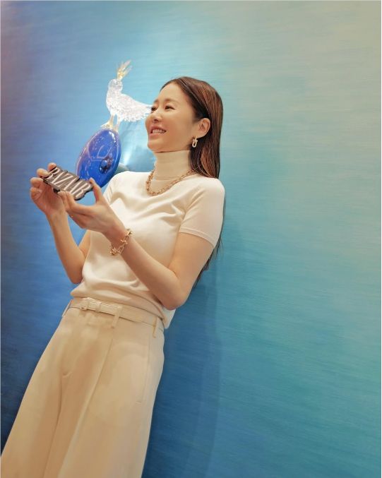 세련된 롱 스트레이트 헤어와 은은한 미소는, 주얼리보다 빛나는 고현정의 존재감을 다시금 증명했다. 사진=고현정 SNS