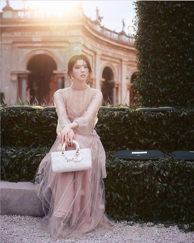 빛을 머금은 듯한 메이크업과 간결한 묶음 머리, 진주 이어링까지 장식 없이도 드러나는 아우라는 그야말로 독보적이었다.사진=한소희 SNS