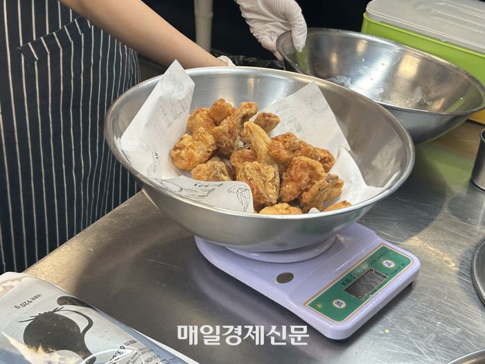 치킨 제조 후 중량 측정. [변덕호 기자]
