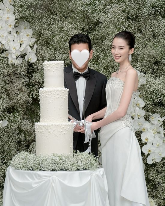 아이린의 신랑은 비연예인 사업가로, 두 사람은 지난 23일 가족과 지인들의 축복 속에 비공개 결혼식을 올렸다.