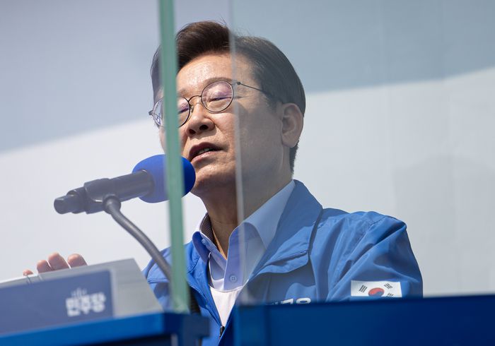 이재명 더불어민주당 대선 후보가 30일 강원도 춘천시 춘천역광장에서 열린 집중유세에서 시민들에게 지지를 호소하고 있다. [공동취재]