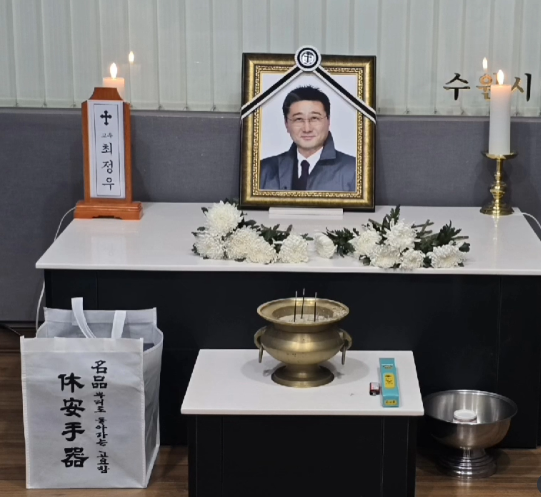 수원시 장례식장에 마련된 고인의 빈소 풍경과 영정사진, 그리고 과거 함께 촬영했던 드라마 ‘별별 며느리’ 현장에서의 모습이 담겨 있었다.사진=문희경 SNS