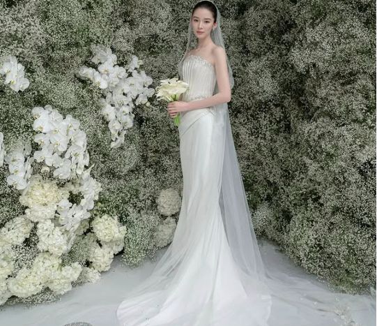 아이린은 순백의 오프숄더 웨딩드레스를 입고, 눈부신 미소를 머금은 채 포즈를 취하고 있다.사진=아이린 SNS