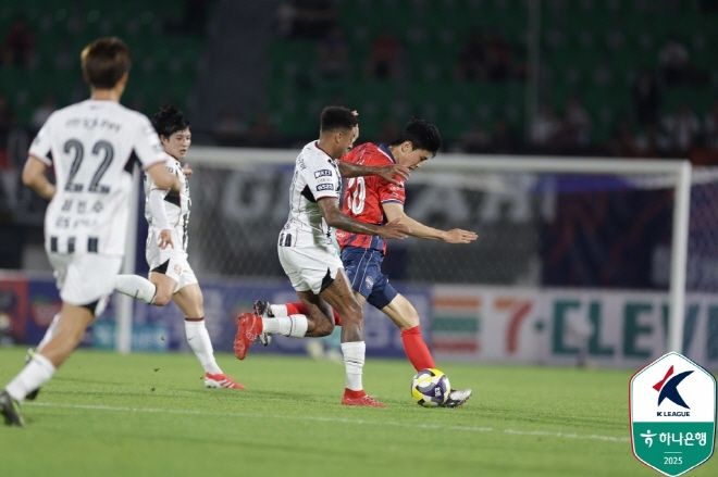 김봉수(사진 오른쪽). 사진=한국프로축구연맹