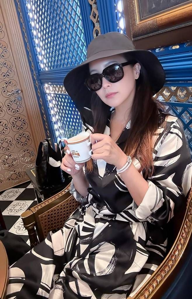 럭셔리한 인테리어와 블랙&화이트의 강렬한 대비가 어우러진 공간에서 포착됐다.사진=김희선 SNS