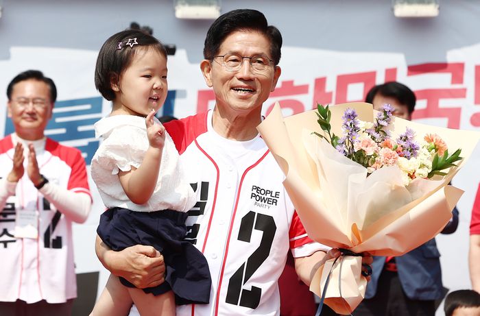 김문수 국민의힘 후보가 31일 오전 강원도 홍천 유세 현장에서 어린이를 안고 지지를 호소하고 있다. [사진제공=뉴스1]