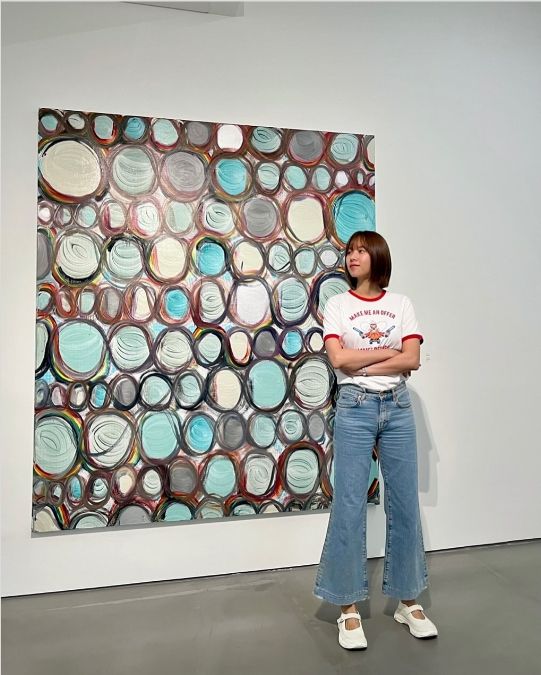 화이트 셔츠에 크림톤 팬츠, 내추럴한 웨이브 헤어로 꾸밈없는 편안함을 보여준 조윤희는 전시회 속 감각적인 설치물 앞에 조용히 서서 사색하는 모습을 담았다.사진=조윤희 SNS