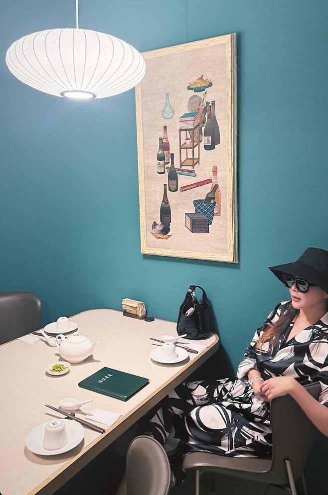 꾸안꾸 그 자체인 ‘희선표 리조트 카페룩’을 완성했다.사진=김희선 SNS