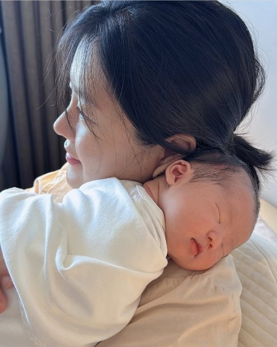 이엘이는 엄마 아빠의 품에 안겨 평온하게 잠들어 있다. 사진=원혁 SNS