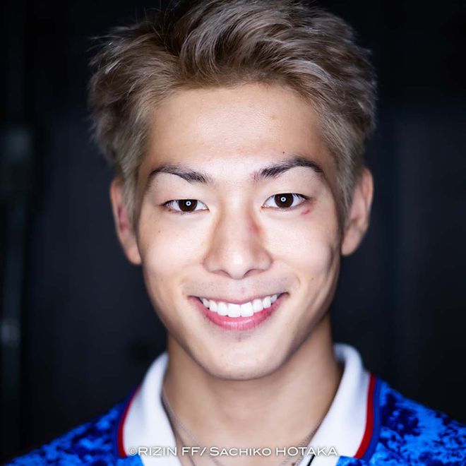 종합격투기 파이터 미우라 고타가 2022년 9월 일본 축구대표팀 유니폼을 입고 슈퍼 라이진 1 프로필을 촬영하고 있다. 고타는 1992년 제10회 AFC 아시안컵 최우수선수 미우라 가즈요시의 둘째 아들이다. 사진=RIZIN FF