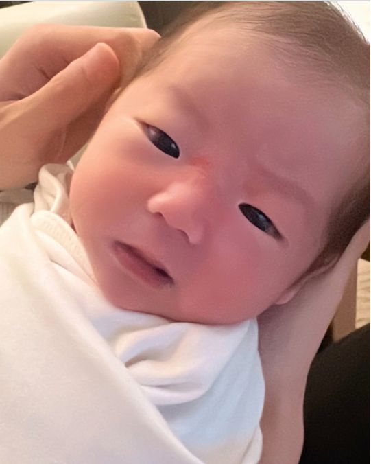 태어난 순간부터 엄마와 아빠의 사랑을 온몸으로 품은 이엘의 모습은, 보는 이들까지 따뜻하게 물들였다.사진=원혁 SNS