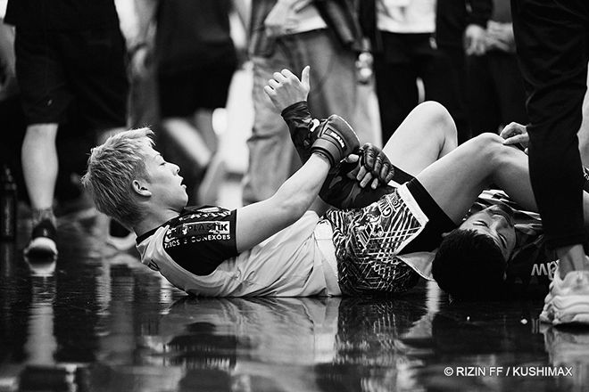 일본 종합격투기 파이터 미우라 고타가 2022년 9월 슈퍼 라이진 1 출전에 앞서 팔 관절 공격을 연습하고 있다. 고타는 1992년 제10회 아시아축구연맹 아시안컵 최우수선수 미우라 가즈요시의 둘째 아들이다. 사진=RIZIN FF