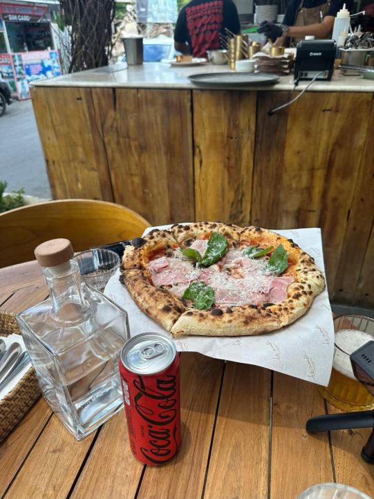 그가 머문 곳은 나무 테이블과 현지식 인테리어가 인상적인 트렌디한 레스토랑. 사진=조세호 SNS