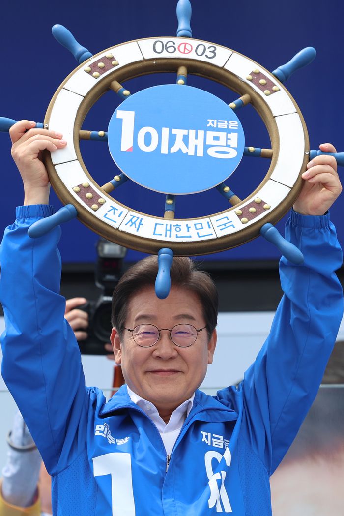 이재명 더불어민주당 대선 후보가 선거를 사흘 앞둔 마지막 주말인 31일 경기 평택시 배다리생태공원에서 열린 평택·오산·안성시 유세에서 조타기를 들어보이고 있다. <연합뉴스>