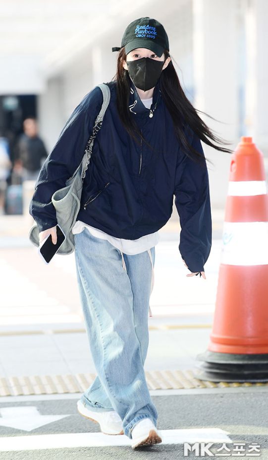 고윤정은  ‘Resident Playbook OBGY 2025’라는 레터링이 새겨진 볼캡에 검정 마스크를 착용한 채 나타났지만, 그 속에서도 스타 고유의 아우라가 흘러나왔다. 사진=김영구 기자