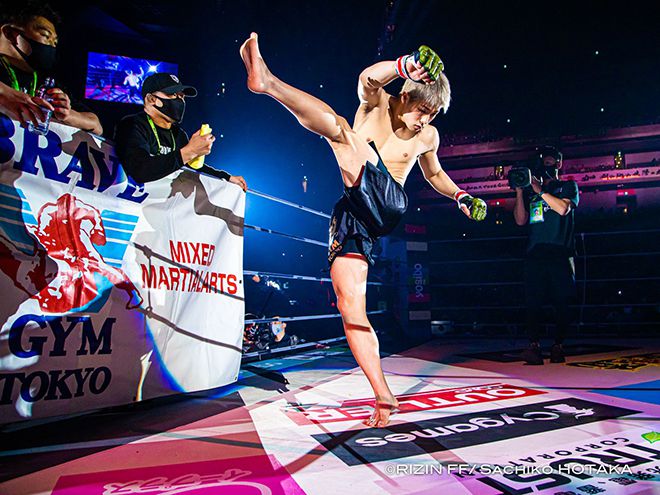 2021년 연말 일본 사이타마 슈퍼아레나 라이진 데뷔전에 입장하는 종합격투기 파이터 미우라 고타. 1992년 제10회 아시아축구연맹 아시안컵 최우수선수 미우라 가즈요시의 둘째 아들답게 사커킥을 하고 있다. 사진=RIZIN FF