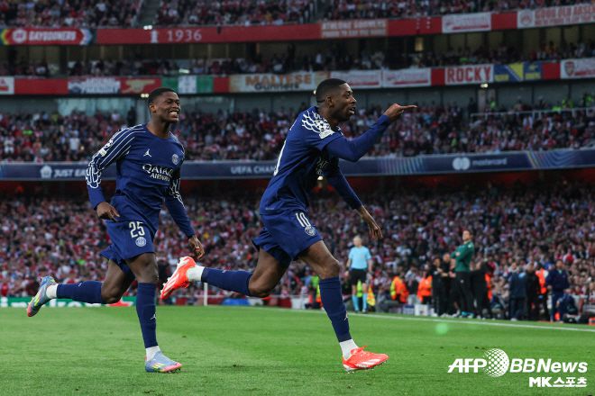 뎀벨레(사진 오른쪽)는 올 시즌 리그 29경기에서 21골 6도움을 기록했다. 뎀벨레는 쿠프 드 프랑스 4경기 3골, 트로페 데 샹피옹 1경기 1골을 기록하며 팀의 3관왕에 앞장선 상태다. 사진=AFPBBNews=News1