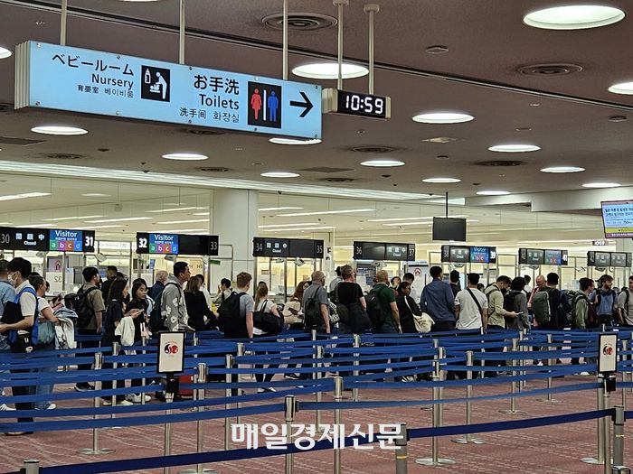 길게 줄을 선 다른 국가 심사대와 달리 한산한 한국인 전용 입국심사대. [도쿄 이승훈 특파원]