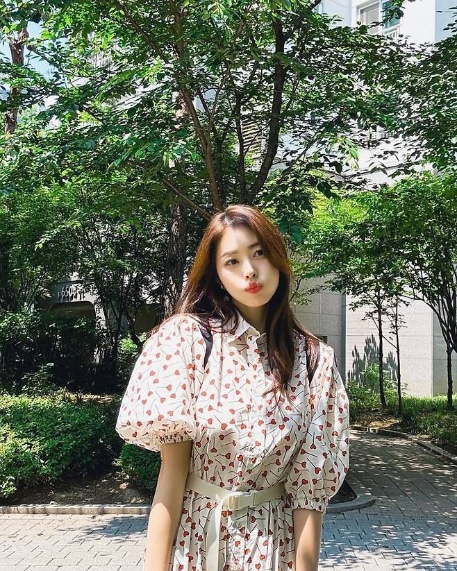 푸르른 나무와 햇살 사이에 선 그는, 사랑스러움과 우아함을 동시에 품은 스타일로 시선을 사로잡았다.사진=서동주 SNS