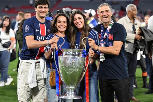 엔리케 감독은 PSG의 첫 챔피언스리그 우승을 이끈 후 “내가 이곳에서 정상에 섰다고 해서 사나를 생각하는 건 아니다. 나는 항상 사나를 생각한다. 존재를 느낀다. 사나는 항상 내 곁에, 우리 가족 곁에 있다. 부정적인 상황 속에서도 긍정적인 것을 찾으려 한다. 그게 내 삶의 방식이다. 팬들의 응원 현수막은 정말 감동적이지만 우승 트로피가 필요해서 사나를 기억하는 건 아니다. 내 딸은 늘 내 안에 있다”고 말했다. 사진=AP=연합뉴스