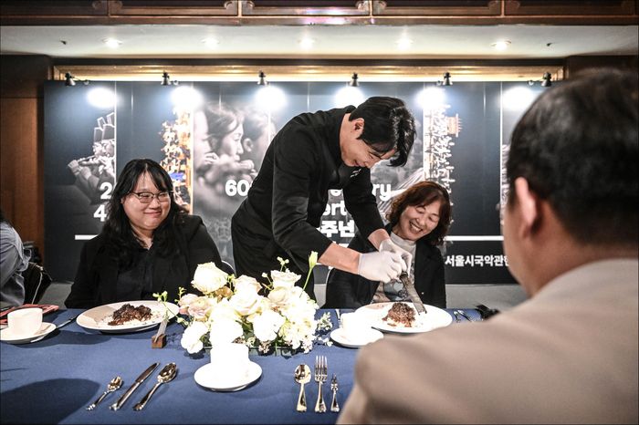 지난달 17일 서울 세종문회회관 로비에서 최현석 셰프의 파인 다이닝을 제공한 세종 인스피레이션-헤리티지 만찬. 만찬 다음 날 서울시국악관현악단 창단 60주년 공연과 연계한 특별 이벤트로, 식사와 공연을 포함한 20만원짜리 티켓 50장이 완판됐다. [사진 = 세종문화회관]