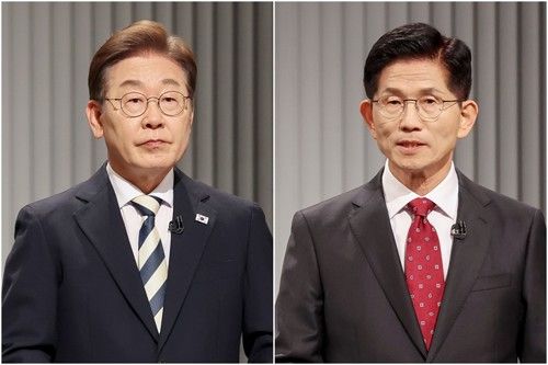 이재명 더불어민주당 대선 후보(왼쪽)·김문수 국민의힘 대선 후보가 지난달 23일 서울 여의도 KBS 스튜디오에서 열린 제21대 대선 2차 후보자 토론회를 준비하고 있다. [사진 출처 = 국회사진기자단]