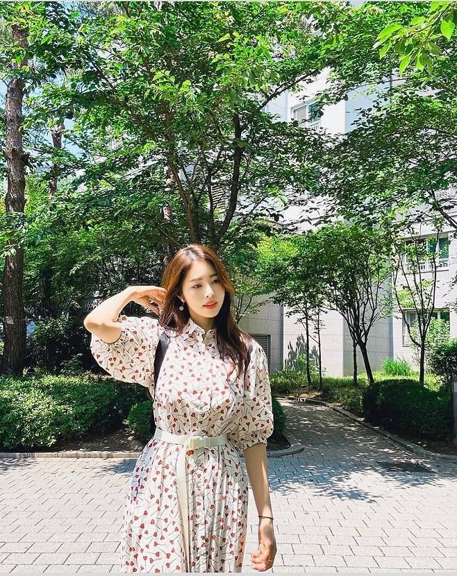 서동주는 하트 프린트가 가득한 아이보리 셔츠형 원피스를 선택해 산뜻하면서도 고급스러운 무드를 연출했다. 사진=서동주 SNS