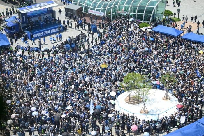 이재명 더불어민주당 대선 후보가 1일 지지를 호소하고 있는 대구 동대구역 광장 유세 현장에 인파가 몰렸다. 김호영 기자