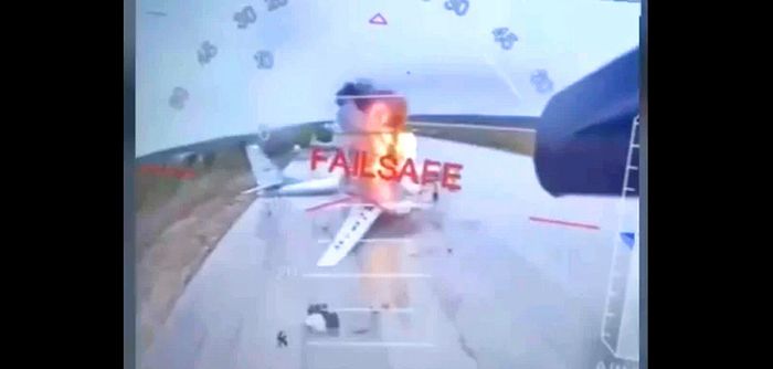 지난 1일(현지시간) 우크라이나군 드론이 러시아 공군기지 내 항공기를 타격하는 장면. <이미지=우크라이나 정부 소셜미디어>