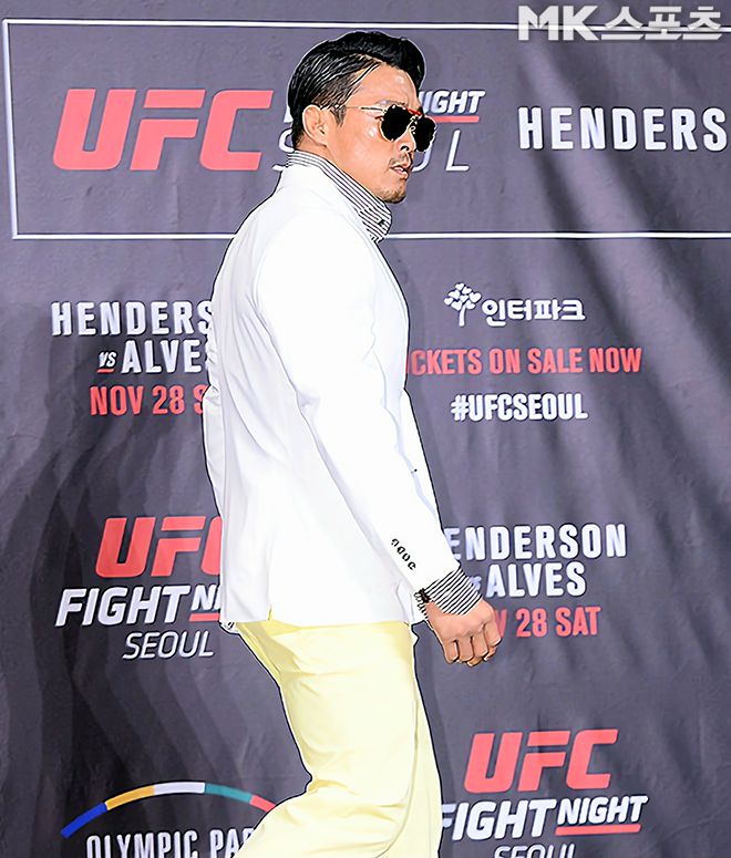2002년 제14회 부산 하계아시안게임 유도 금메달리스트 겸 2006년 K-1 Hero‘s 8강 토너먼트 우승자 아키야마 요시히로(한국어명 추성훈)가 2015년 9월 UFC 서울대회 입장권 판매 시작 기자회견에 입장하고 있다. 사진=천정환 기자