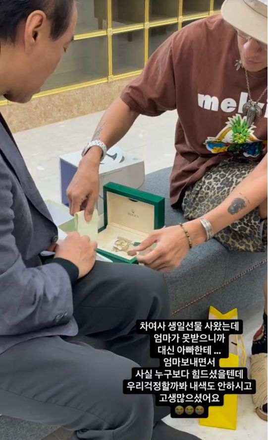 빽가는 어머니의 빈자리를 채우려는 듯, 아버지와 함께 납골당을 찾았다.사진=빽가 SNS