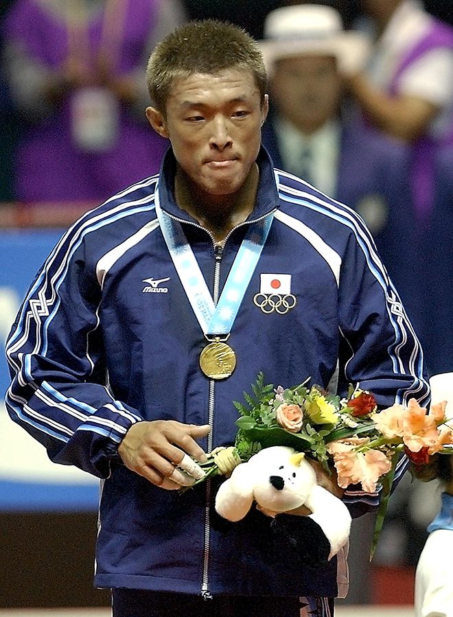 아키야마 요시히로(한국어명 추성훈)가 2002년 10월 제14회 부산 하계아시안게임 유도 금메달 시상식에서 남다른 감회를 느끼고 있다. 사진=AFP=연합뉴스 제공