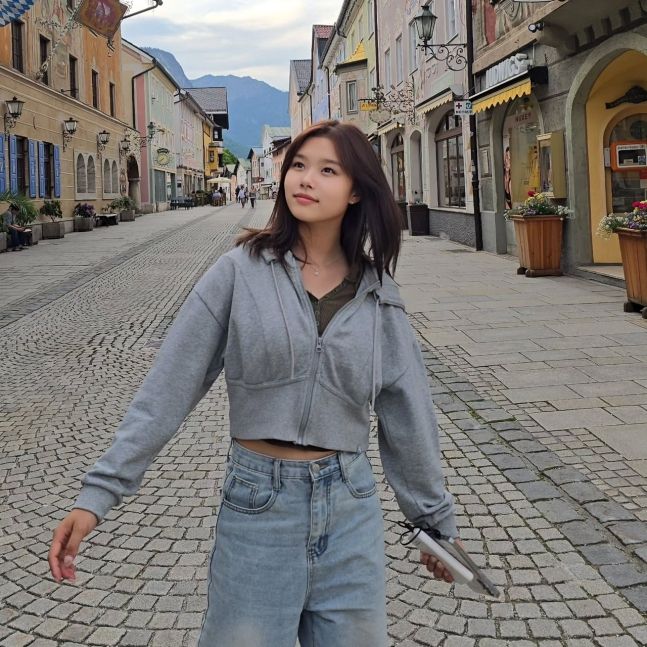 설아는 유럽 거리로 추정되는 고즈넉한 돌길을 배경으로, 내추럴한 스타일링과 함께 여유로운 미소를 보여줬다.사진=이수진 SNS