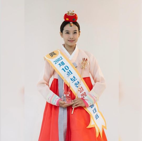 ‘금주를 부탁해’의 캐릭터 설정 일부로 전해졌지만, 마치 실제 ‘얼짱’ 시절의 리즈 복원판 같은 착각을 불러일으키며 시선을 사로잡았다.사진=조윤희 SNS