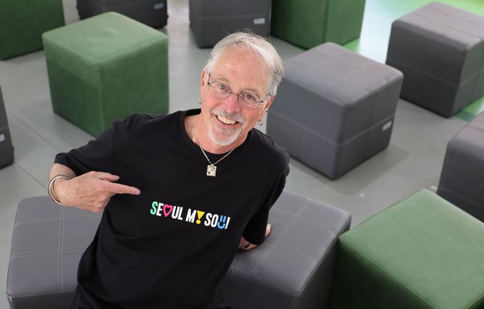 샘 리처드 펜실베니아 주립대 교수가 지난주 건국대에서 서울마이소울 티셔츠를 입고 있다. [이승환 기자]